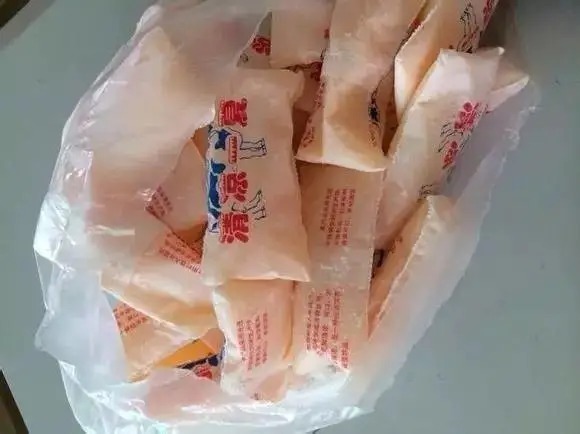 小时候|8090后零食，我赌十包辣条，吃过20种以上的已经是油腻大叔了