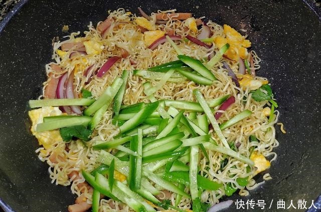 无聊|在家宅着无聊,炒个方便面解决一日三餐,美味营养,比做凉皮省事