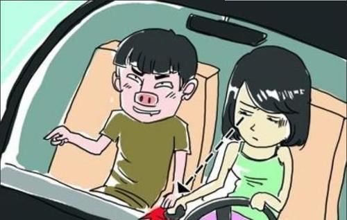  小陈姑娘|女学员被蚊子咬，男教练用唾液止痒，女子：他直接亲我