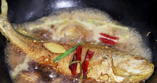 不用|做红烧鱼不用不粘锅,学会这一步,鱼肉鲜嫩入味,鱼皮不破,不碎!