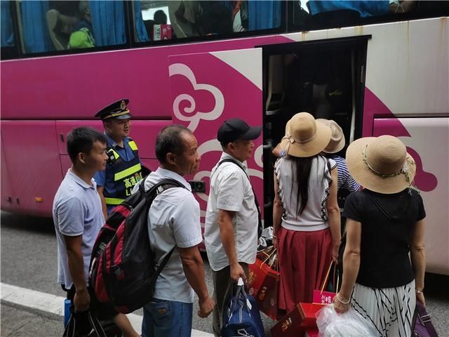 路政|烈日下前不着村后不着店!58名乘客滞留高速,路政紧急救援