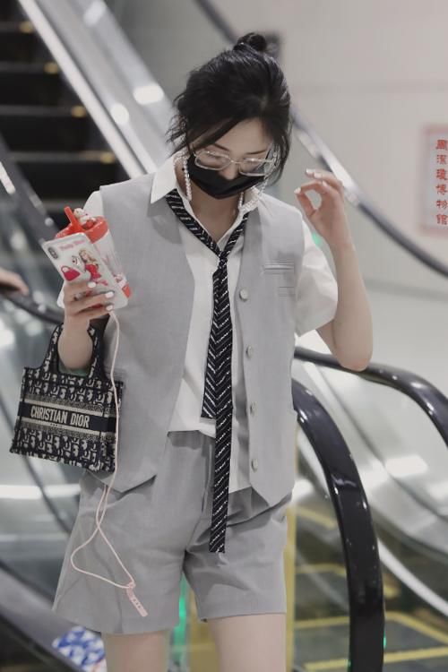  喜欢|怪不得直男都喜欢周洁琼！穿上“老爷裤”的腿，一般人比不上