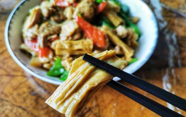  我家|我家最喜欢的腐竹吃法，和五花肉一起烧滑嫩软香，好吃到就差舔盘