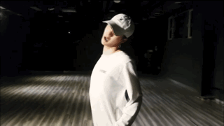  掀起|这就是街舞3队长战，王一博单腿后旋转惊艳，掀起关节万向轮挑战