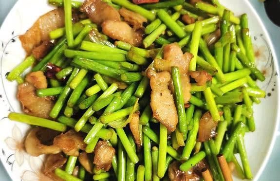  小蛮|炒蒜苔加上“一物”，不论男女要多吃，隔天排出宿便，变回小蛮腰