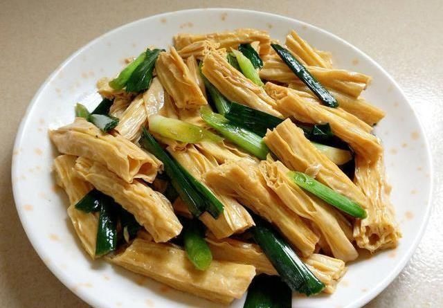 做法|精选美食碧玉香椒鸡、罗非鱼焖炸菜、豆腐咖喱饭、蒜苗炒腐竹的做法