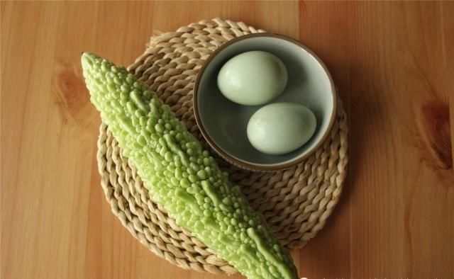  做法|苦瓜这做法，我家三天两头吃，简单一炒，平时讨厌它的爸爸都说好吃