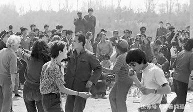  代中国历史老照片|80年代中国老照片: 图3现都是有钱人、图5你一定玩过、图8已经失传