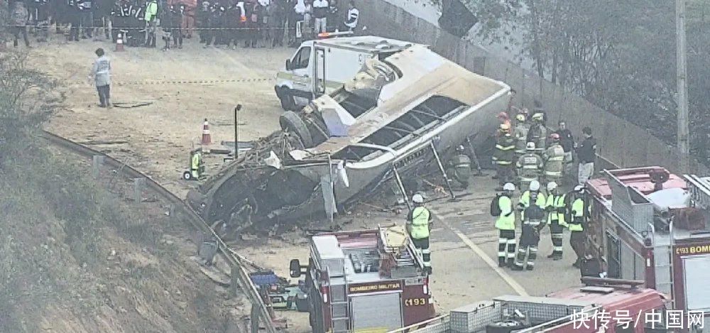 巴西米纳斯吉拉斯州一大巴翻车 已致7死36伤