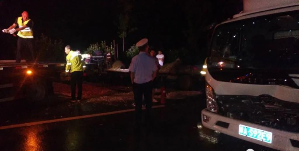  事故|临颍：一轻型货车和一拖拉机发生追尾事故，造成107国道路面堵塞