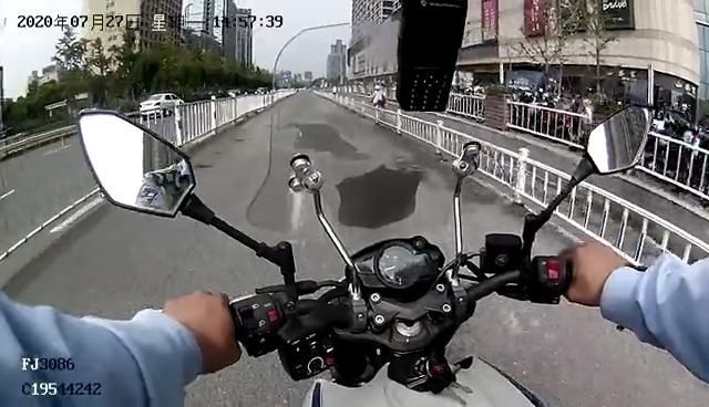  交警|杭州一男子从5楼跌下满头是血，紧急时刻，交警一路开道，原本要花20分钟的路只用了5分钟