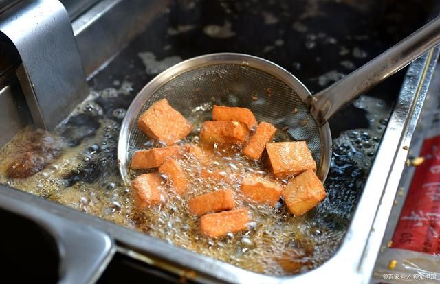  街边|90后女孩街边卖“黑色美食”，4元一份，顾客会提特殊要求