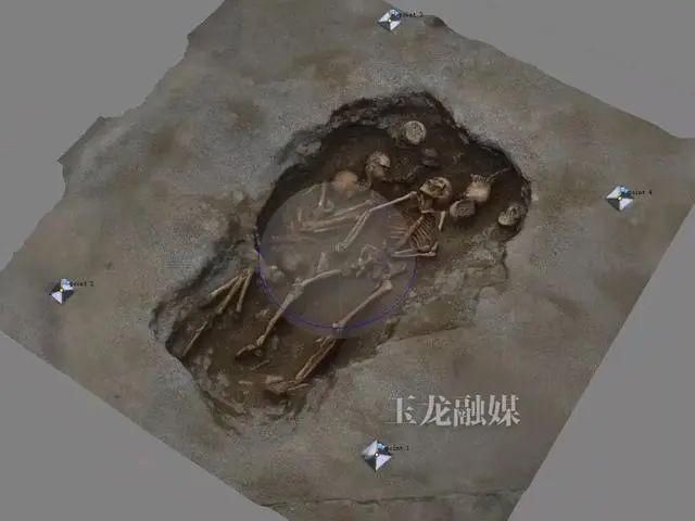  重建|一中学重建足球场，发现3000㎡古墓，单坑19颗头骨