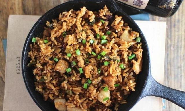  爱吃|不想炒菜，将饭菜直接一锅煮，没想到老公爱吃的不行，连吃三大碗