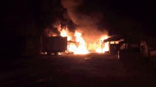  非法改装|深夜突发！市区金山路一汽车修理厂大火，出动7辆消防车！