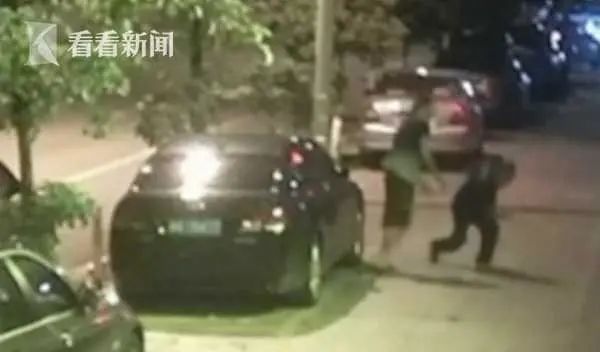 保安|“我爸是公安局副局长！”男子不肯挪车还狂殴57岁保安半小时，视频看气炸！结果一查…