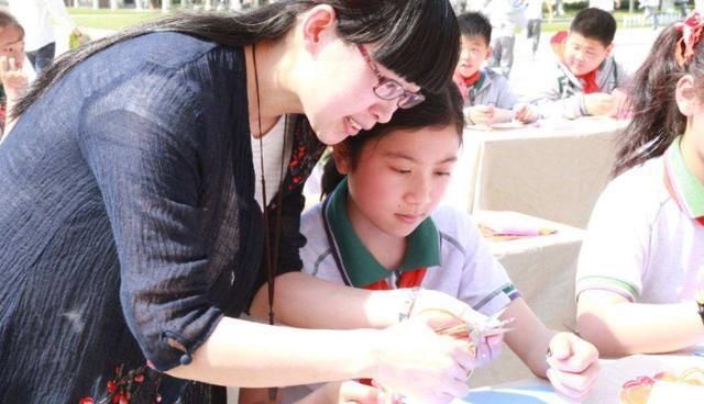 别忘了|女幼师要求男童“亲”她,自称“想犯罪”:别忘了身为老师的形象