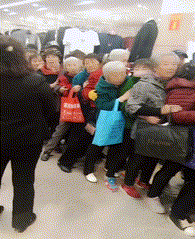 发现|搞笑GIF：发现一个很皮的大象