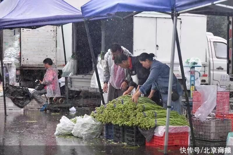 线上订单暴增 暴雨中北京商超保供应