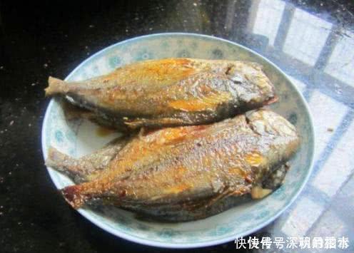 妈妈煎|不管煎什么鱼,直接下锅可不对,先做这一步,鱼皮才完整!
