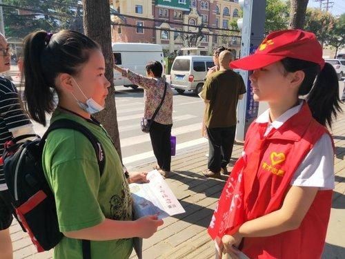 城市道路|把课堂选在城市道路上，王益交警体验式教学给孩子们上好开学第一课