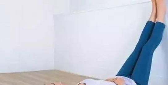 靠墙|女性坚持睡前“靠墙抬腿”,不出一个月,身体会发生4个惊喜变化