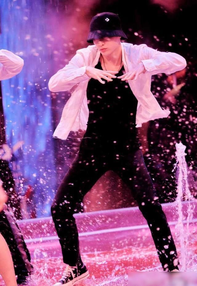  莲花|《这就是街舞》张艺兴莲花水舞台野性爆表