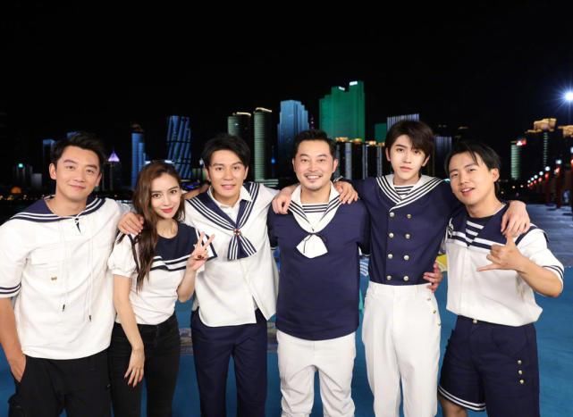  成团|《跑男8》晒杀青大合照，baby站C位成团宠，蔡徐坤却成边缘人物