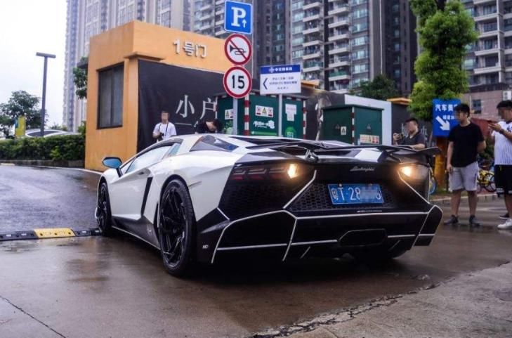  小哥|送外卖撞上劳斯莱斯，外卖小哥崩溃大哭，女司机下车后微微一笑