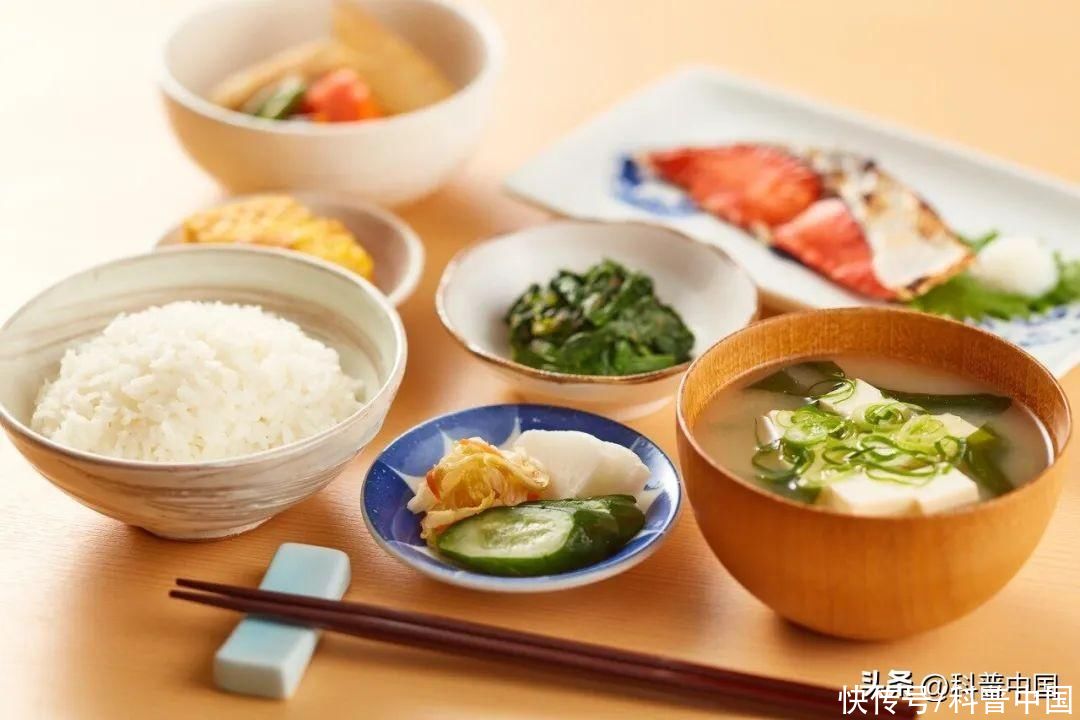 豆浆油条怎么就不能吃了(豆浆油条不是合格早餐，健康早饭到底该怎么吃？)