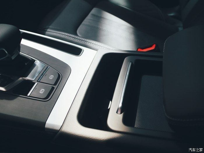  奥迪|奥迪Q5L看车，毕竟是SUV空间也更宽敞，更适合以后自驾