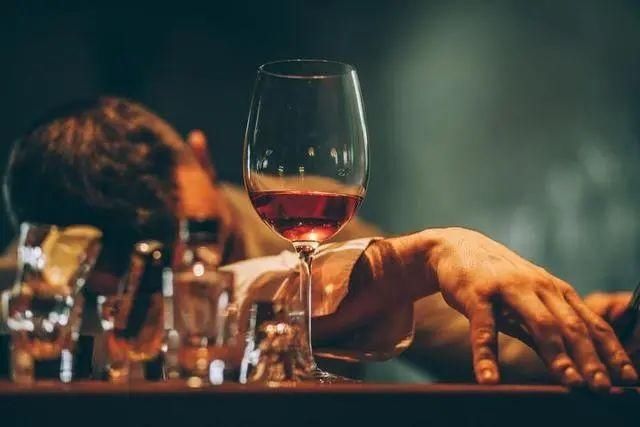  男子|教训惨痛！男子酒后趴地上呼呼大睡，一觉醒来右臂彻底残废