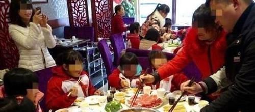 视若无睹|6岁男孩往邻座的火锅里吐口水，父母视若无睹，店家的做法很解气