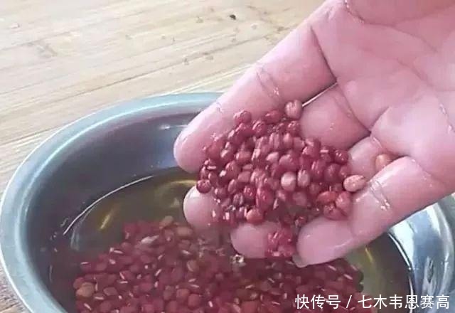  红豆|一斤糯米加一点红豆，在锅里蒸40分钟，把隔壁小孩都招来了