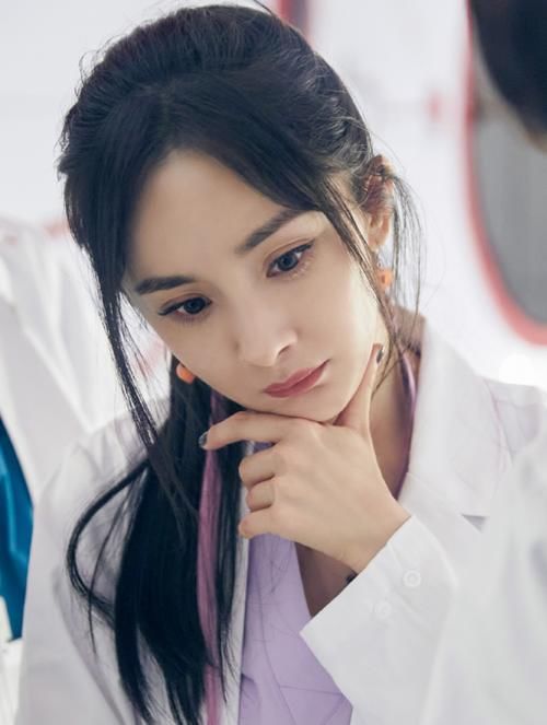  抹脏|黄明昊的脸被NPC抹脏，杨幂默默做的动作太暖心