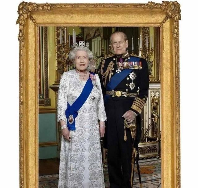 马丁|杨幂为了时尚,大热天穿马丁靴不算啥,看到鞋带:让人想不通