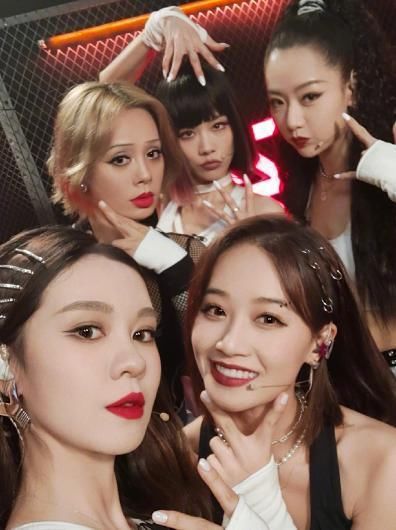  打码|得罪了谁？白冰《乘风破浪》全身被打码，粉丝怒怼节目组不尊重人