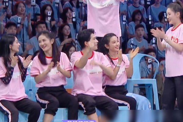  快乐大本营|赵丽颖参加《快本》录制，跟谢娜互动很少，角落里的动作暴露感情