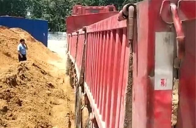  孩子|父亲开货车接女儿放学，怕伤孩子自尊不靠近校门，网友：这是豪车