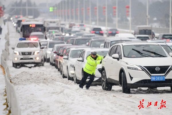 冰雪路车滑难行，他们变身“推车侠”