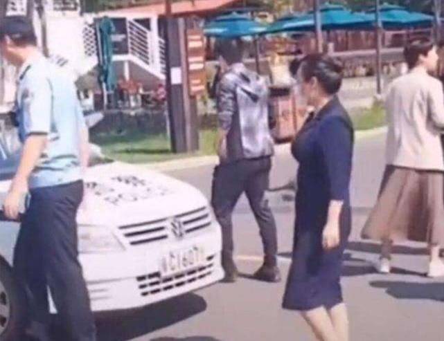 中国|小伙怒斥穿和服女子：是不是中国人？在军舰旁边拍照！警方：穿什么都不行