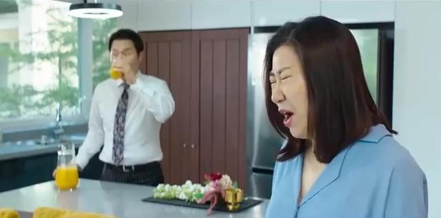  电影|罗美兰新片上映，双门洞豹子女士变身国会议员，遭神秘诅咒