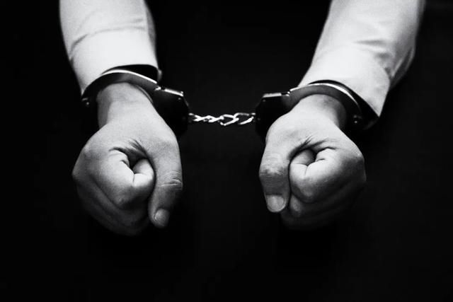 警方|反转!“穷大学生”偷外卖被刑拘?警方通报:有固定收入,偷外卖为了报复