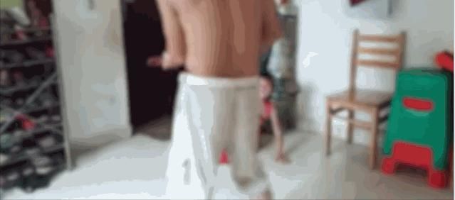  衣架|一段男子把3名女孩打到跪地求饶的视频，让网友出离愤怒