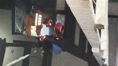 工地|男子跌入 7米消防水池