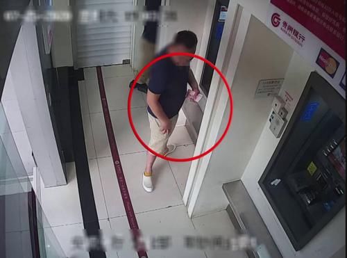 取出|搞到事了！前面那人取钱没拔卡，男子把钱全取出来以后……