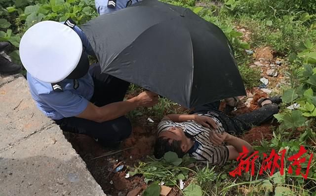  感动|身边的感动︱烈日下，为受伤驾驶员撑伞遮阳的交警好帅！