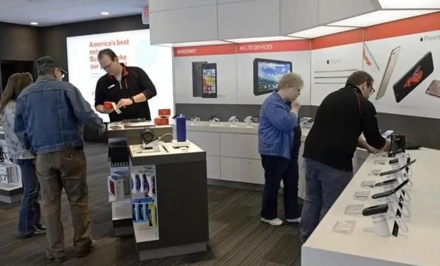 商店|美国女子不满商场强制戴口罩规定，被勒令离开时当场脱裤小便