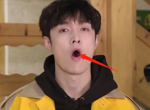  打出|张艺兴玩游戏时作弊，字幕组及时打出9个字，堪称教科书般救场