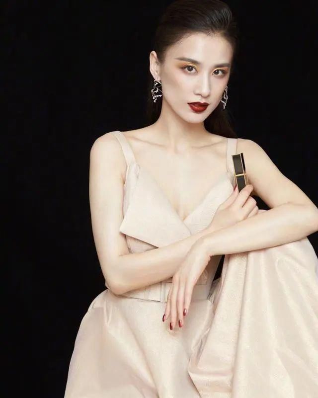 同框|黄圣依杨子夫妇同框拍大片,牵手相依互动亲密,有意破不和传言?